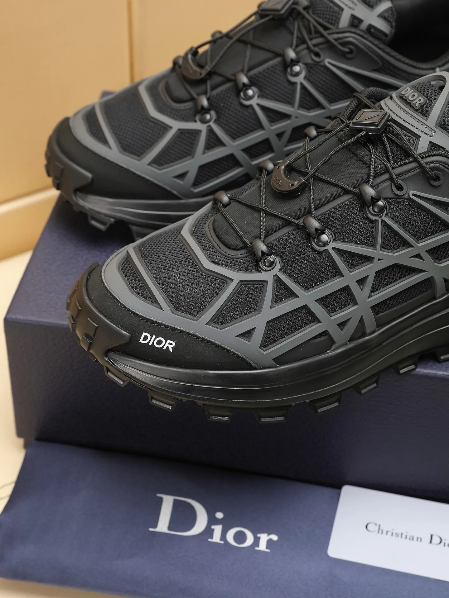 Men's shoes: 500💰Dior sports shoes highlight the fashionable silhouette, decorated with curved cannage pattern, reinterpreting the classic pattern in a structural style, enriching the Dior 2023 summer men's collection. Meticulously crafted using the advanced craftsmanship of hiking shoes, it blends outdoor culture with Dior heritage. Code number 38-44, customized 45